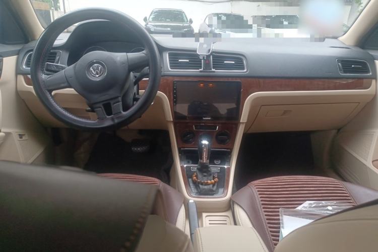 Used Volkswagen Lavida 2013 Restyled Classic 1.6L Automatic Comfort Edition Center Console