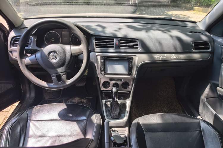 Used Volkswagen Lavida 2013 Restyled Classic 1.6L Automatic Comfort Edition Center Console