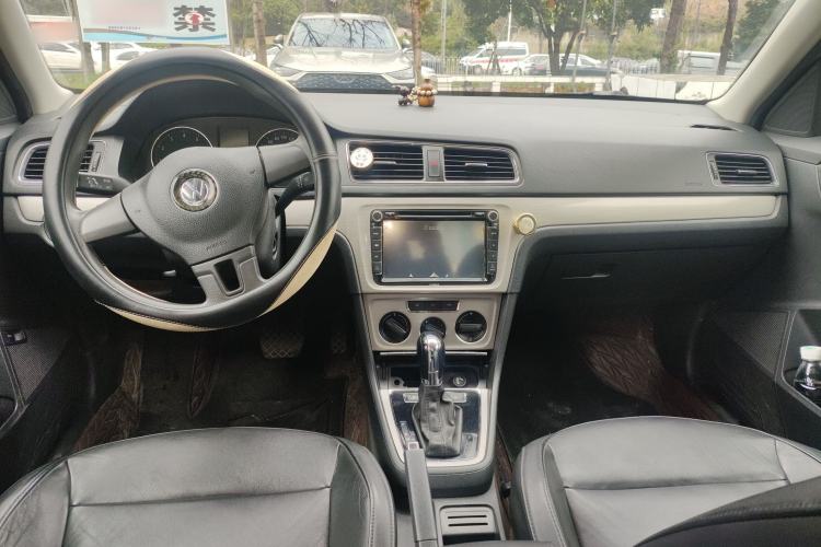 Used Volkswagen Lavida 2013 Restyled Classic 1.6L Automatic Comfort Edition Center Console
