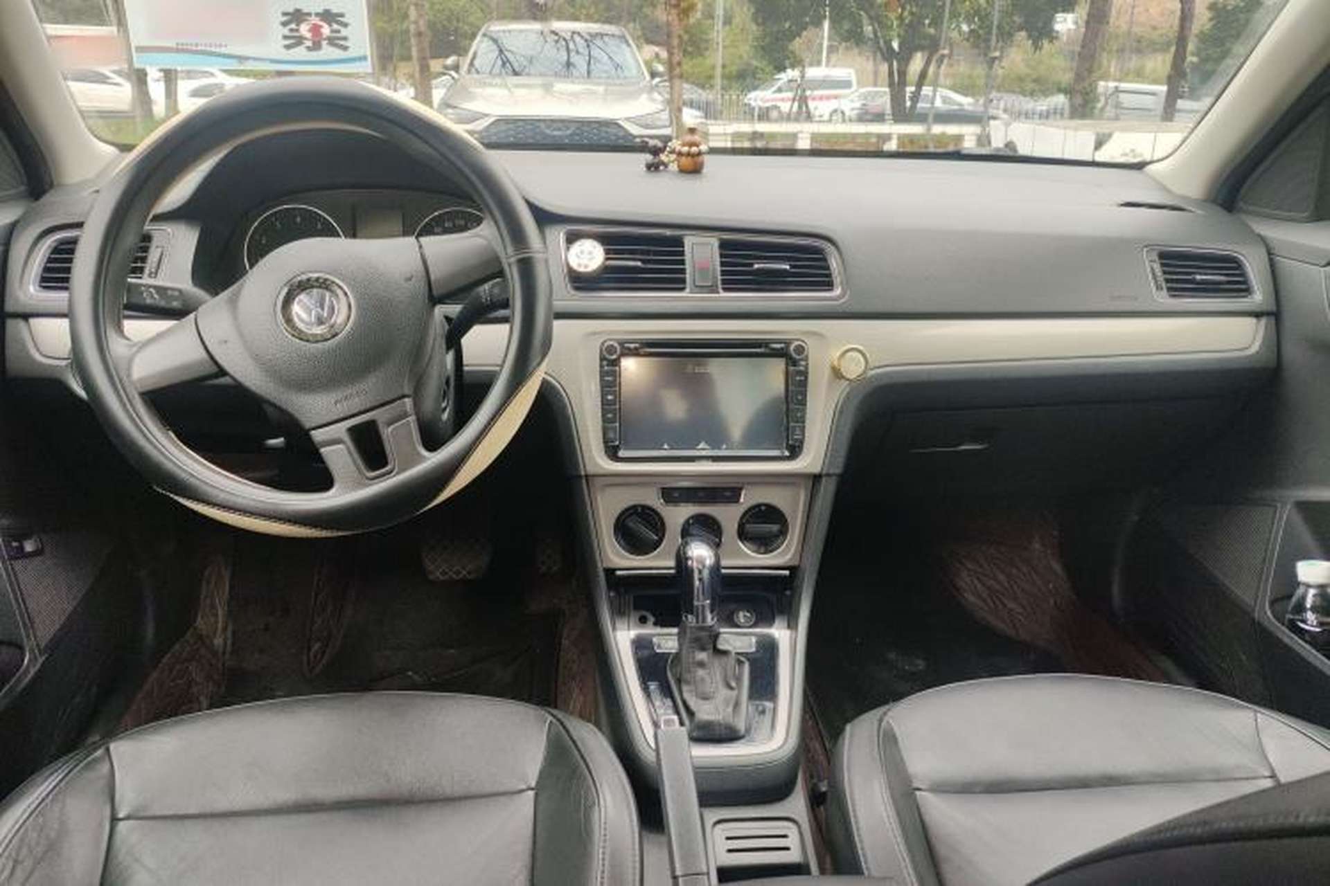 Used Volkswagen Lavida 2013 Restyled Classic 1.6L Automatic Comfort Edition Center Console