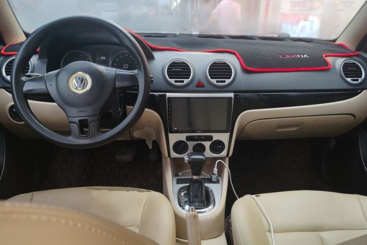Used Volkswagen Lavida 2013 Classic 1.6L Automatic Fashion Edition Center Console