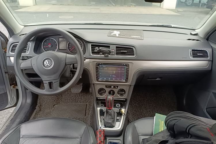 Used Volkswagen Lavida 2013 Restyled Classic 1.6L Automatic Comfort Edition Center Console