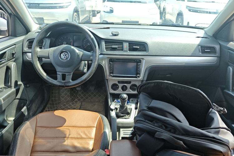 Used Volkswagen Lavida 2013 Revised Classic 1.6L Manual Fashion Edition Center Console