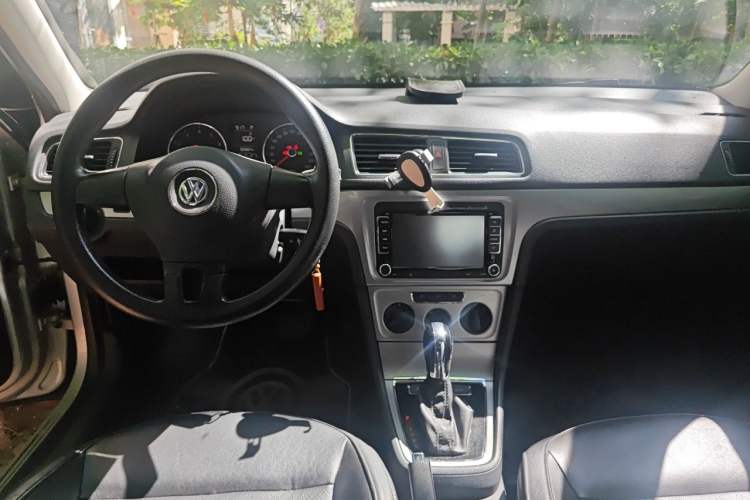 Used Volkswagen Lavida 2013 Restyled Classic 1.6L Automatic Comfort Edition Center Console