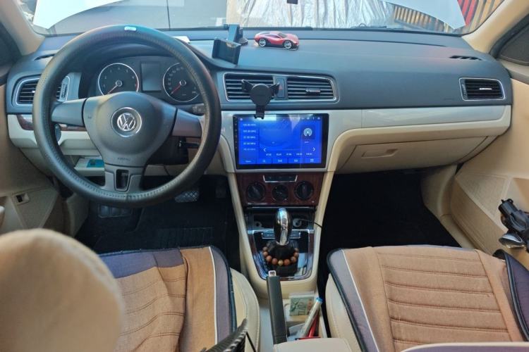 Used Volkswagen Lavida 2013 Restyled Classic 1.6L Automatic Comfort Edition Center Console