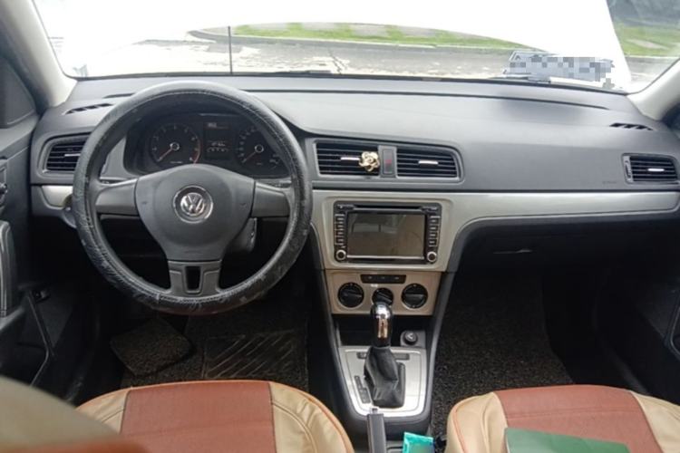 Used Volkswagen Lavida 2013 Revised Classic 1.6L Automatic Fashion Edition Center Console