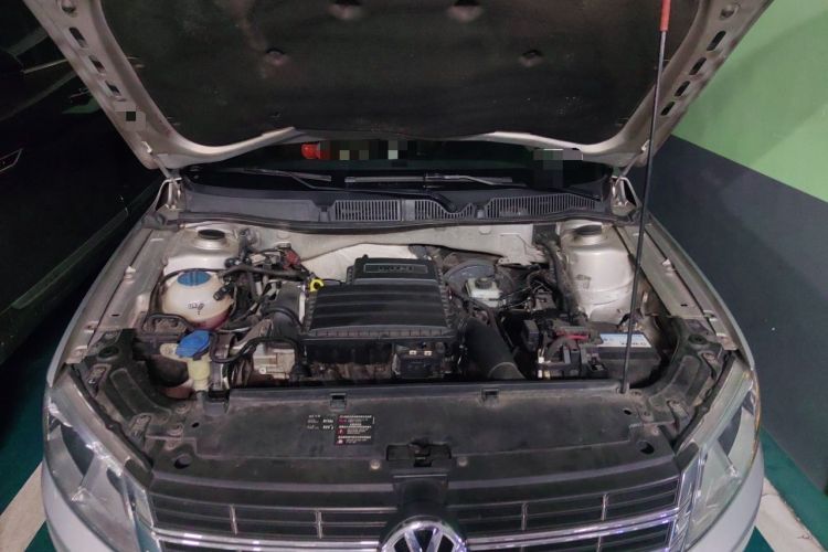 Used Volkswagen Lavida 2013 Revised Version 1.6L Automatic Luxury Edition Engine Bay
