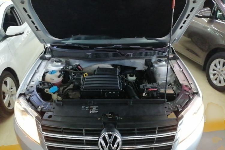 Used Volkswagen Lavida 2013 Revised Version 1.6L Automatic Luxury Edition Engine Bay