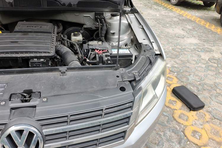 Used Volkswagen Lavida 2013 1.6L Automatic Comfort Edition Engine Bay Left