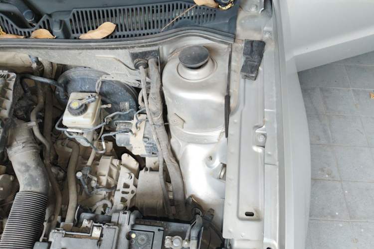 Used Volkswagen Lavida 2013 1.6L Automatic Luxury Edition Engine Bay Left