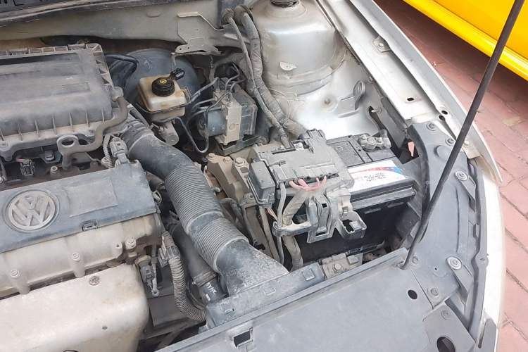 Used Volkswagen Lavida 2013 1.6L Automatic Fashion Edition Engine Bay Left