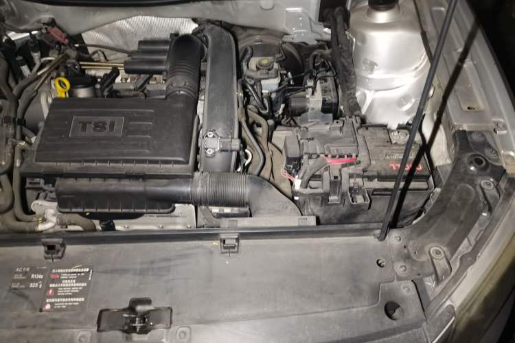 Used Volkswagen Lavida 2013 Revised Version 1.4 TSI DSG Comfort Edition Engine Bay Left