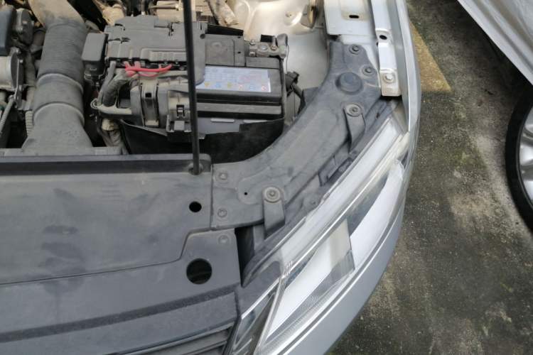 Used Volkswagen Lavida 2013 1.6L Automatic Comfort Edition Engine Bay Left