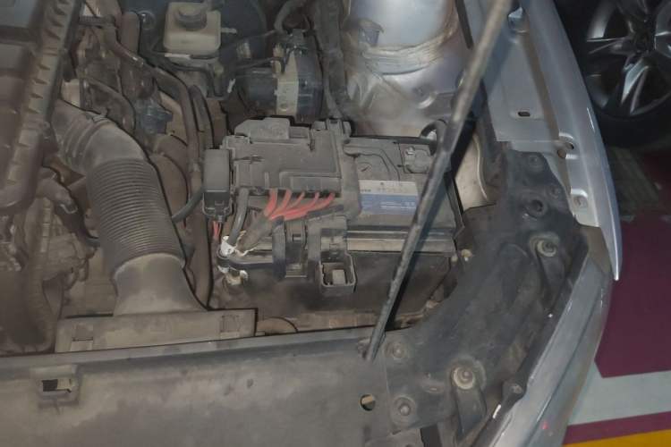 Used Volkswagen Lavida 2013 1.6L Automatic Comfort Edition Engine Bay Left