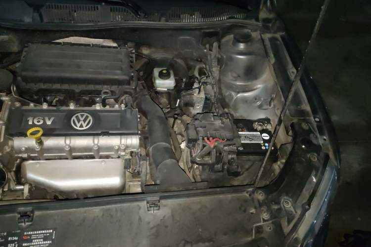 Used Volkswagen Lavida 2013 1.6L Automatic Luxury Edition Engine Bay Left