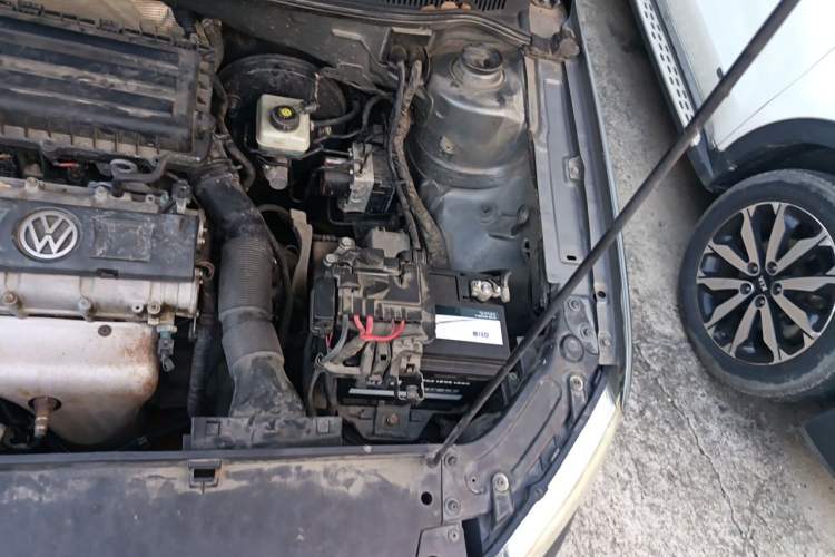 Used Volkswagen Lavida 2013 1.6L Manual Fashion Edition Engine Bay Left