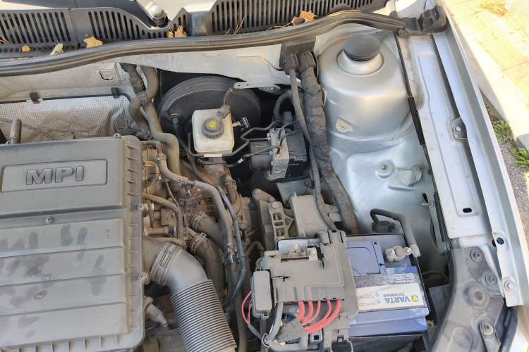 Used Volkswagen Lavida 2013 Revised Version 1.6L Automatic Luxury Edition Engine Bay Left