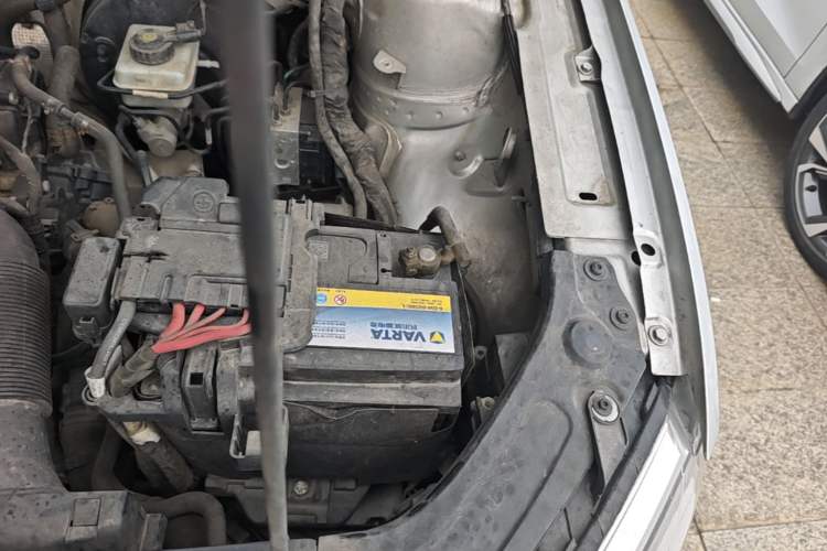 Used Volkswagen Lavida 2013 1.6L Automatic Comfort Edition Engine Bay Left