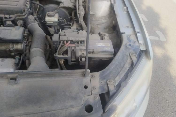 Used Volkswagen Lavida 2013 1.6L Automatic Fashion Edition Engine Bay Left