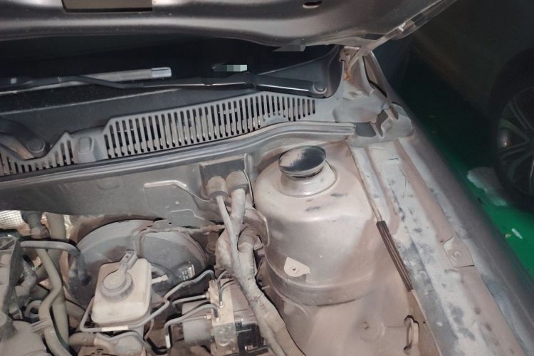 Used Volkswagen Lavida 2013 1.6L Automatic Comfort Edition Engine Bay Left