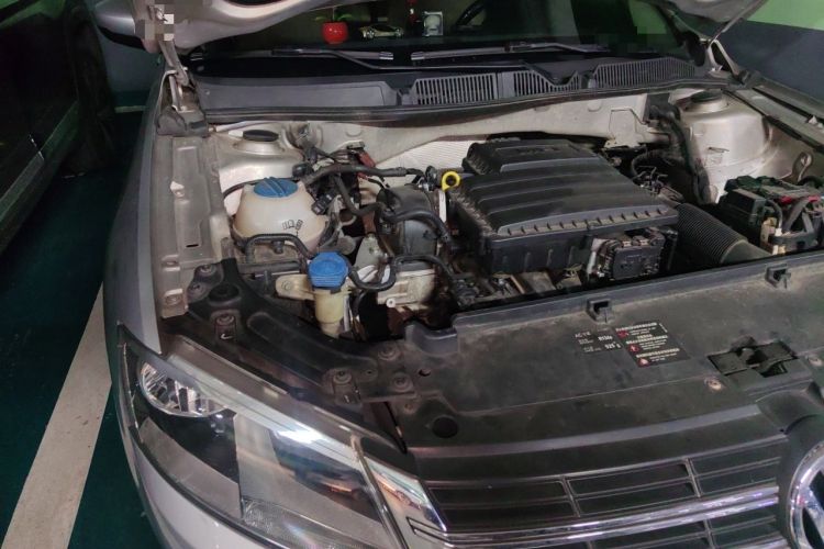 Used Volkswagen Lavida 2013 Revised Version 1.6L Automatic Luxury Edition Engine Bay Right