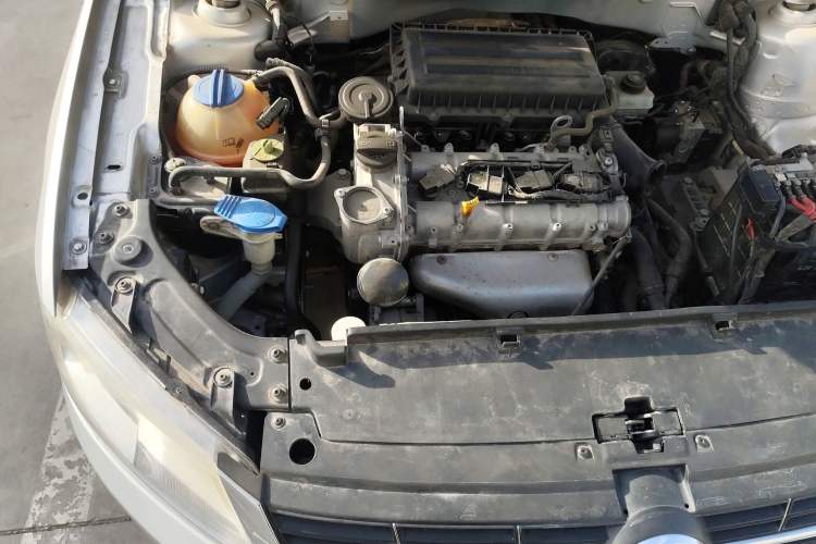 Used Volkswagen Lavida 2013 1.6L Automatic Fashion Edition Engine Bay Right