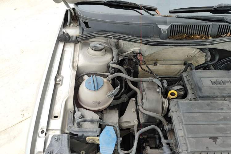 Used Volkswagen Lavida 2013 Revised Version 1.6L Automatic Luxury Edition Engine Bay Right