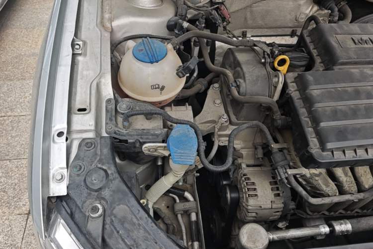 Used Volkswagen Lavida 2013 1.6L Automatic Comfort Edition Engine Bay Right