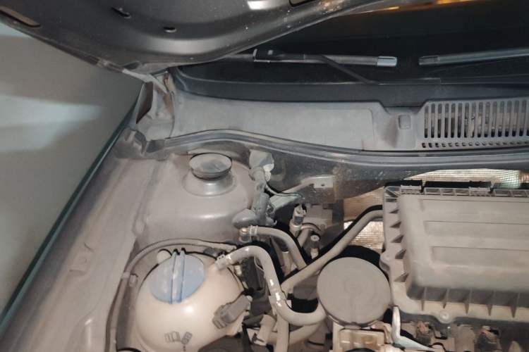 Used Volkswagen Lavida 2013 1.6L Automatic Comfort Edition Engine Bay Right