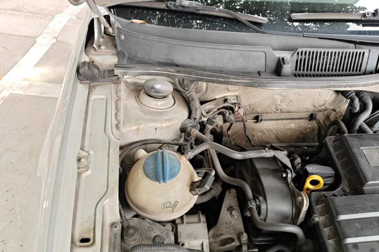 Used Volkswagen Lavida 2013 1.6L Manual Comfort Edition Engine Bay Right