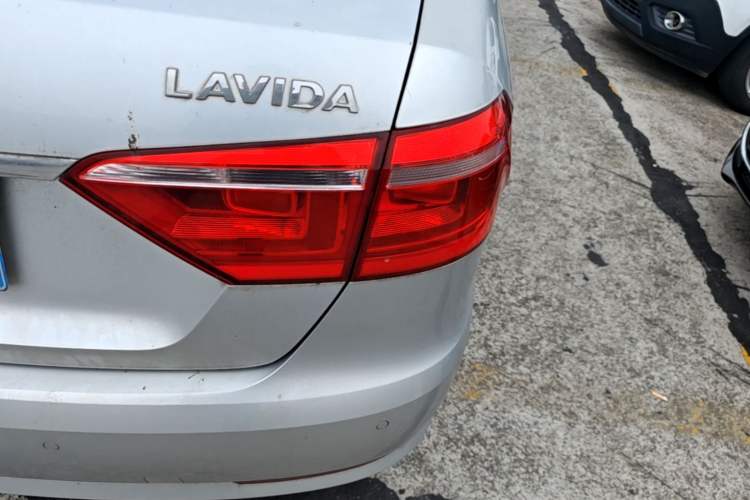 Used Volkswagen Lavida 2013 Restyled Classic 1.6L Manual Comfort Edition Exterior 3