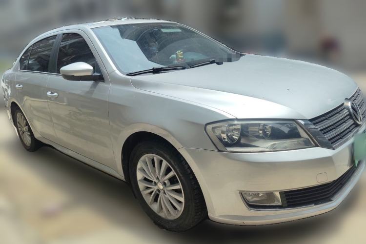 Used Volkswagen Lavida 2013 1.4 TSI DSG Luxury Navigation Edition Front Right 45 Deg