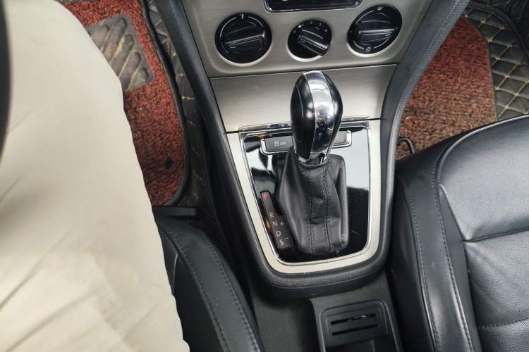 Used Volkswagen Lavida 2013 Restyled Classic 1.6L Automatic Comfort Edition Gear Lever