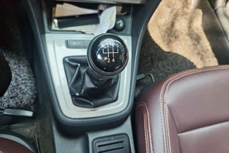 Used Volkswagen Lavida 2013 Revised Classic 1.6L Manual Fashion Edition Gear Lever