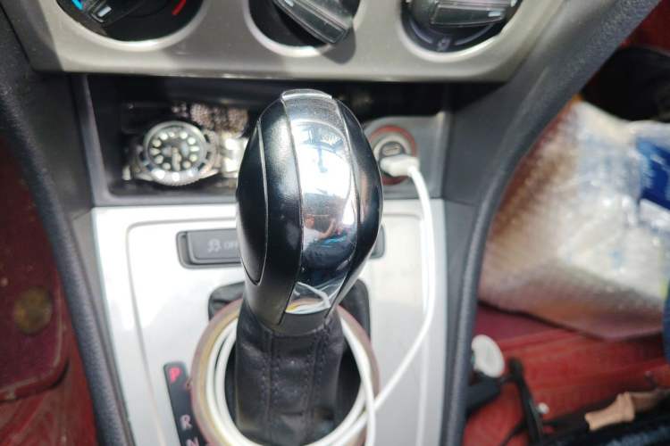 Used Volkswagen Lavida 2013 Revised Classic 1.6L Automatic Fashion Edition Gear Lever