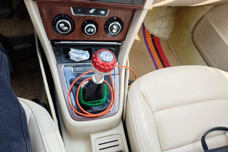 Used Volkswagen Lavida 2013 Revised Version 1.4 TSI Manual Comfort Edition Gear Lever