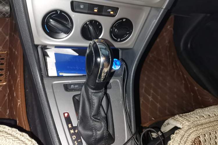 Used Volkswagen Lavida 2013 Revised Classic 1.6L Automatic Fashion Edition Gear Lever