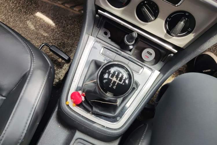Used Volkswagen Lavida 2013 Restyled Classic 1.6L Manual Comfort Edition Gear Lever