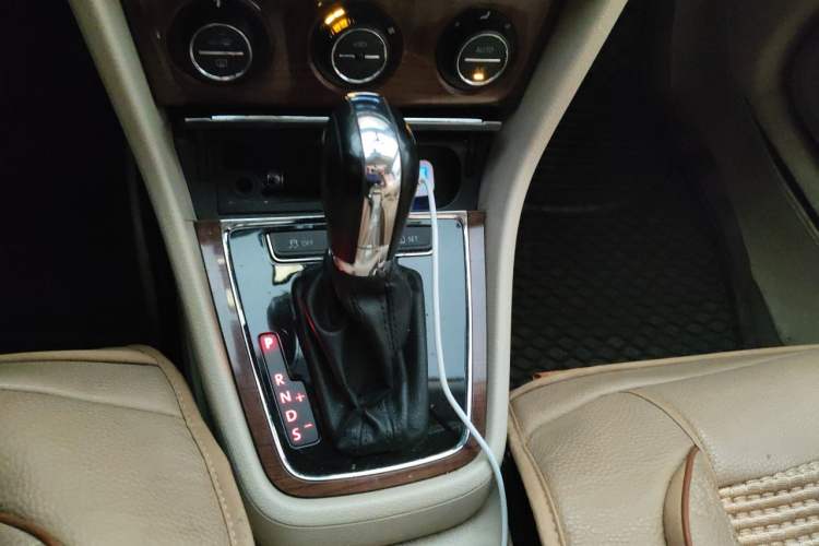 Used Volkswagen Lavida 2013 1.6L Automatic Luxury Edition Gear Lever