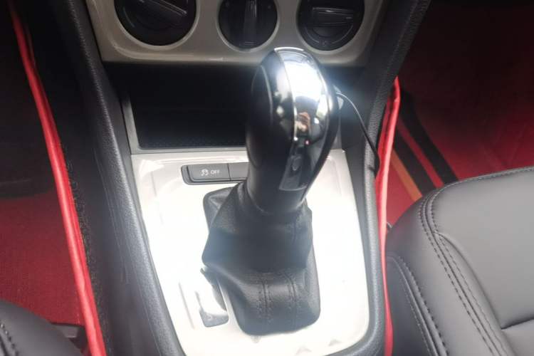 Used Volkswagen Lavida 2013 Revised Classic 1.6L Automatic Fashion Edition Gear Lever