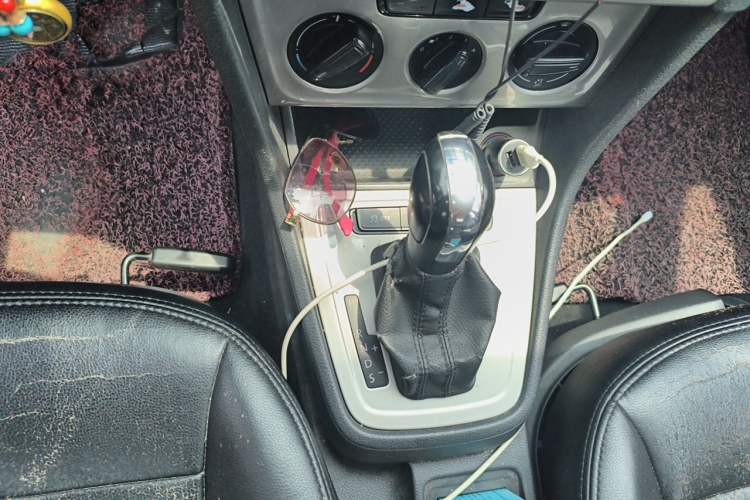Used Volkswagen Lavida 2013 Revised Classic 1.6L Automatic Fashion Edition Gear Lever