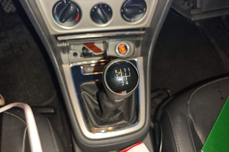Used Volkswagen Lavida 2013 1.6L Manual Comfort Edition Gear Lever