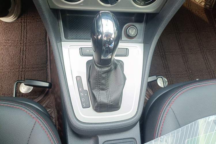 Used Volkswagen Lavida 2013 Revised Classic 1.6L Automatic Fashion Edition Gear Lever