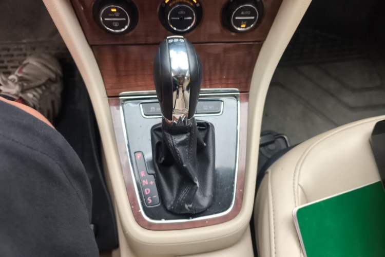 Used Volkswagen Lavida 2013 1.6L Automatic Luxury Edition Gear Lever