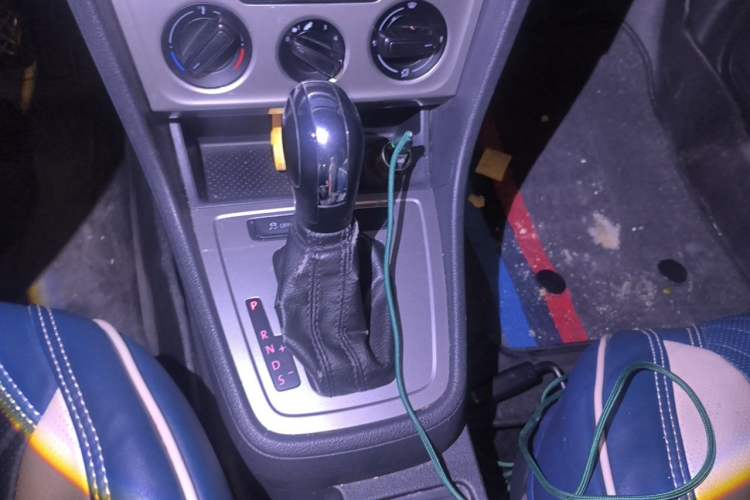 Used Volkswagen Lavida 2013 Revised Classic 1.6L Automatic Fashion Edition Gear Lever