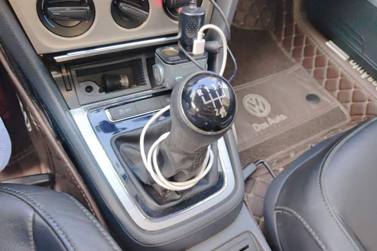 Used Volkswagen Lavida 2013 Restyled Classic 1.6L Manual Comfort Edition Gear Lever