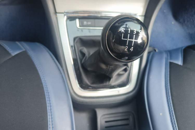 Used Volkswagen Lavida 2013 1.6L Manual Comfort Edition Gear Lever