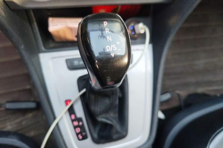 Used Volkswagen Lavida 2013 1.6L Automatic Fashion Edition Gear Lever