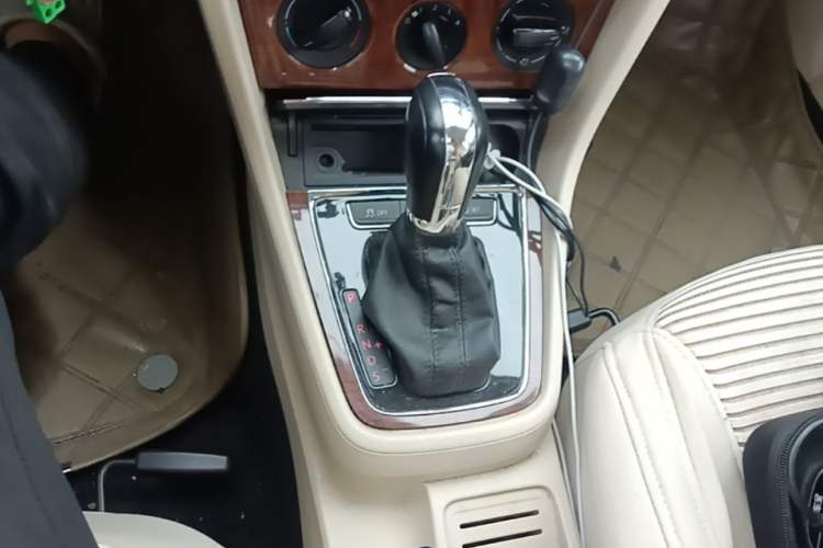 Used Volkswagen Lavida 2013 1.6L Automatic Comfort Edition Gear Lever