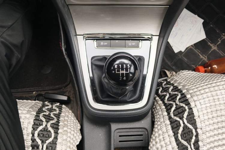 Used Volkswagen Lavida 2013 Restyled Classic 1.6L Manual Comfort Edition Gear Lever